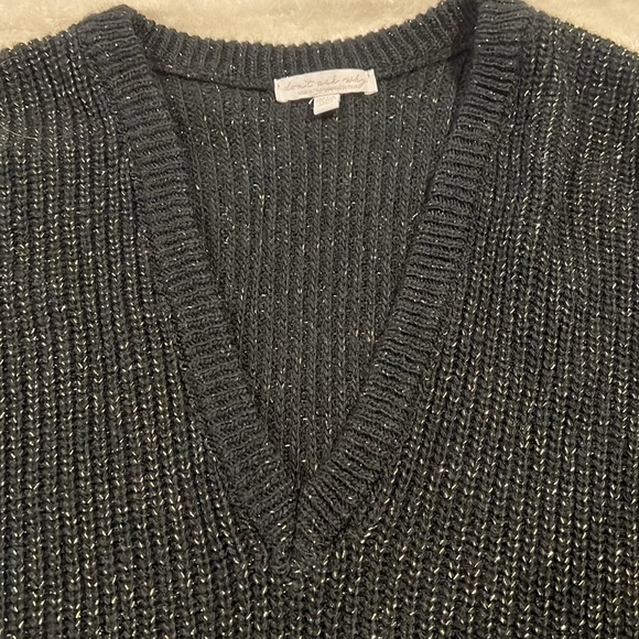 Black and gold V-neck shimmer sweater - Picture 2 of 5